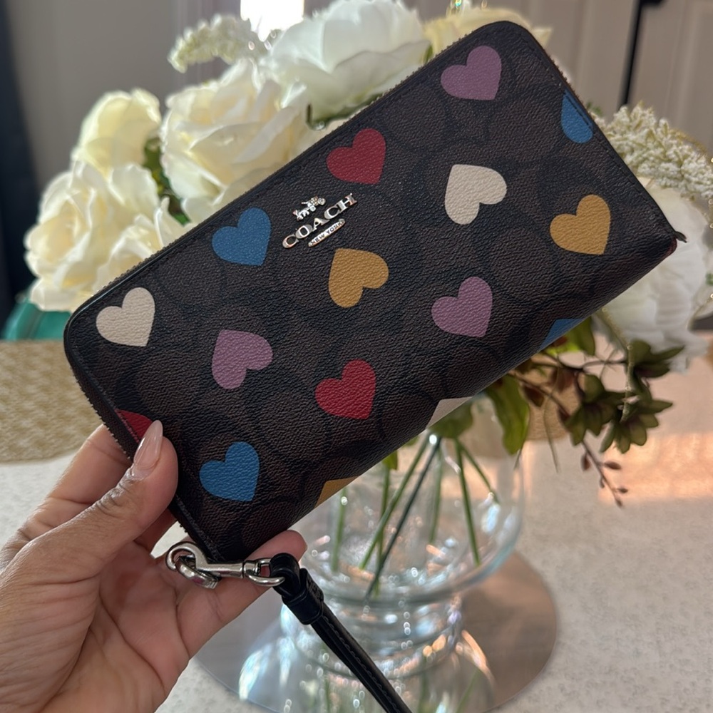 💙💜Coach heart zip long wallet wristlet pouch